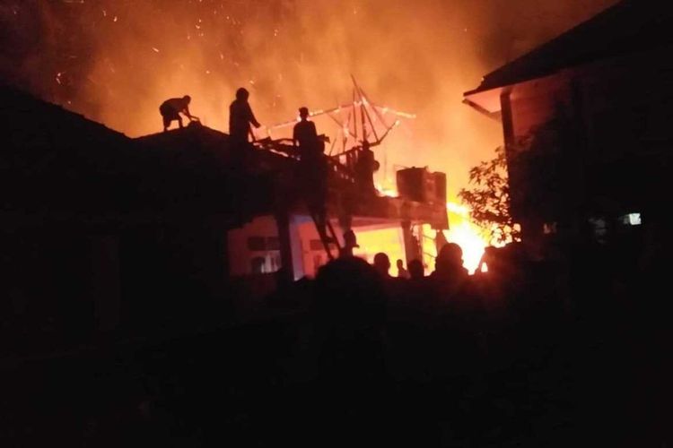 Warga tengah berupaya memadamkan kobaran api yang melalap bangunan pesantren di Kabupaten Cianjur, Jawa Barat, Minggu (13/9/2020) dini hari