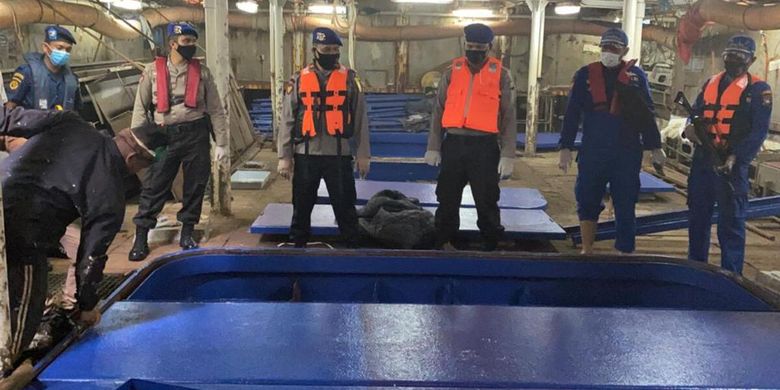 Dua kapal ikan nelayan milih negara China yang mempekerjakan nelayan WNI diamankan patroli gabungan di perairan Batu Cula, Selat Philip, Belakang Padang, Batam, Kepulauan Riau (Kepri) Rabu (8/7/2020). Mirisnya saat dilakukan pemeriksaan oleh personil patroli gabungan, ditemukan jenazah pekerja WNI atas nama Hasan Afriadi asal Lampung, yang disimpan di dalam peti pendingin ikan atau freezer Kapal Lu Huang Yuan Yu 118 berbendera China.