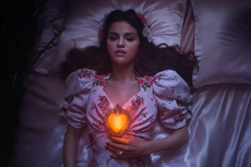 Arti Gaun yang Dipakai Selena Gomez di Klip Terbarunya