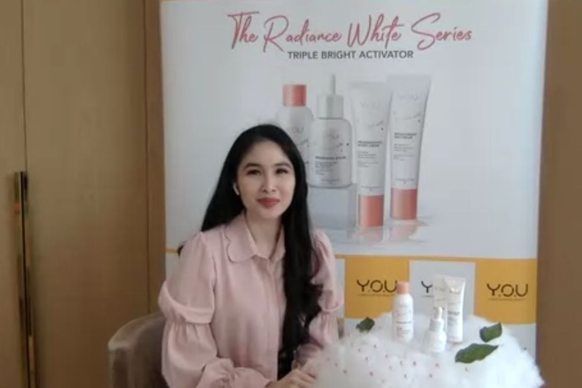 Sandra Dewi saat peluncuran skincare Y.O.U The Radiance White Series melalui aplikasi Google Meet, Jumat (9/10/2020)