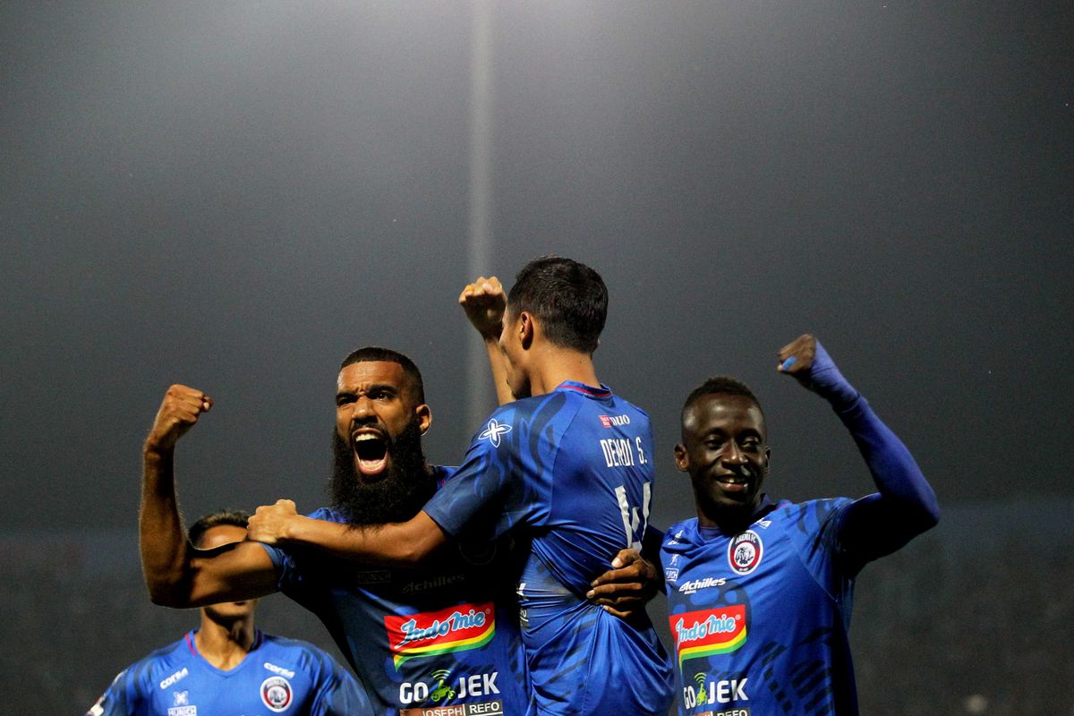 Pemain asing Arema FC, Sylvano Comvalius (kiri) dan Makan Konate (kanan). 