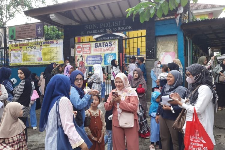 Sejumlah orangtua sedang mengantri di depan gerbang sekolah SD Negeri Polisi 1 Kota Bogor, Jawa Barat, Rabu (14/6/2023).