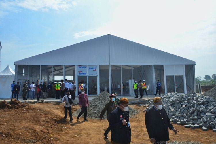 Bupati Purbalingga, Dyah Hayuning Pratiwi meninjau pembangunan tenda roder untuk terminal sementara Bandara Jenderal Besar Soedirman (JBS), Selasa (18/5/2021)