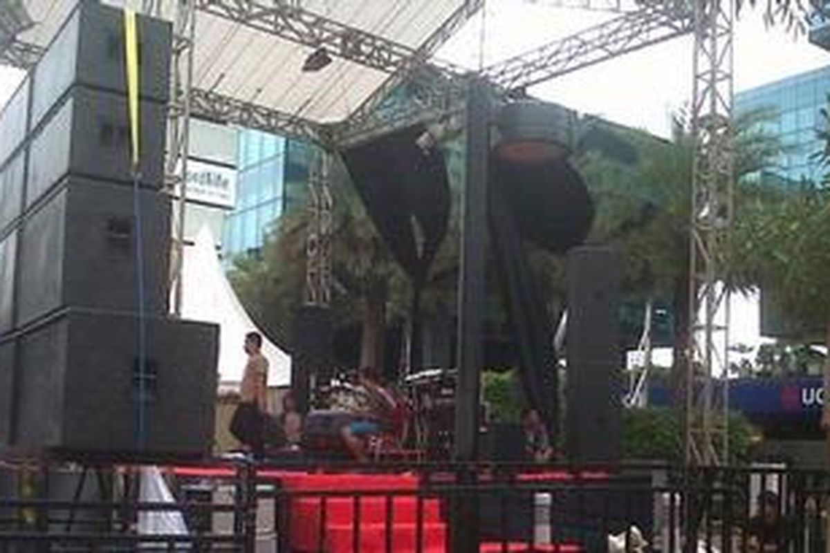 Sebuah panggung untuk Jakarta Night Festival berdiri di depan gedung Bank UOB, Jakarta, Minggu (31/12/2012).