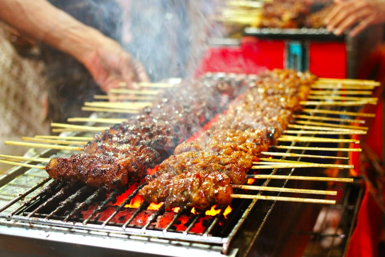Ilustrasi masak sate agar lebih aman dan sehat di perayaan Idul Adha