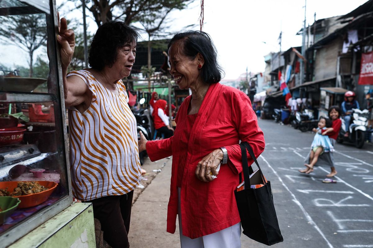 Lansia berbincang di Kawasan Petamburan, Jakarta, Sabtu (17/8/2019).