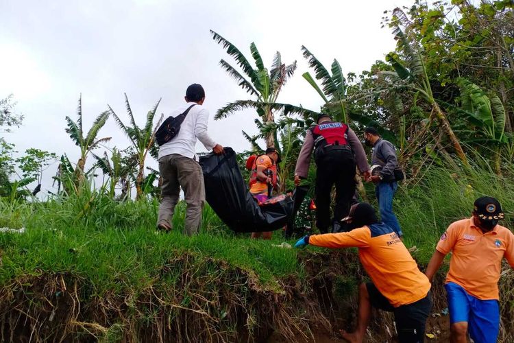 Relawan mengevakuasi korban dari Sungai Progo, Kapanewon Galur, Kabupaten Kulon Progo, Daerah Istimewa Yogyakarta.