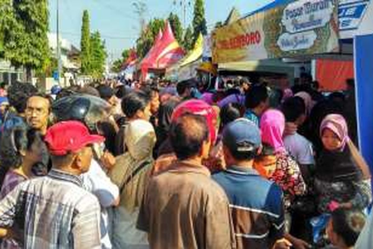 Ratusan Warga Kabupaten Jember, Jawa Timur, Sabtu (18/6/2016), langsung menyerbu stand pasar murah Polres Jember.