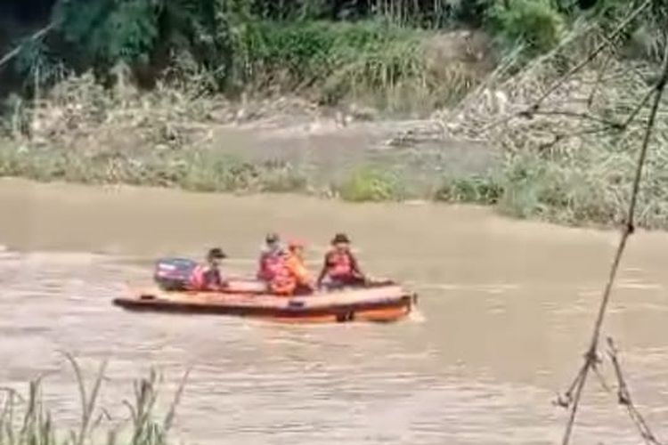 Tim SAR gabungan melakukan pencarian 3 orang yang dikabarkan tenggelam di Sungai Cisanggarung, Kecamaran Losari, Brebes, Jawa Tengah, Senin (4/2/2024). (Dok. Tim SAR).