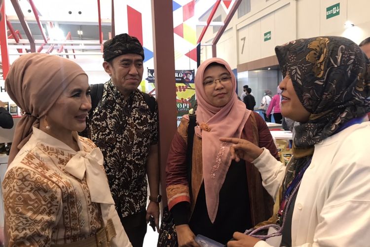 Direktur Utama Pertamina, Nicke Widyawati berbincang dengan pelaku UMKM mitra binaan di acara Trade Expo Indonesia 2022 di Indonesia Convention Exhibition (ICE) BSD City, Tangerang, Banten pada Minggu (23/10/2022).