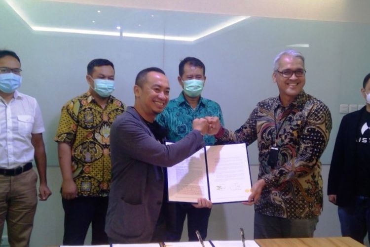 Direktur Transformasi dan Pengembangan Bisnis Pelindo 1 Prasetyo (kanan) dan Chief Executive Officer Haistar Donny Maya Wardhana (kiri) menandatangani MoU Pengelolaan Fulfillment Service di Jakarta, Selasa (17/11/2020)