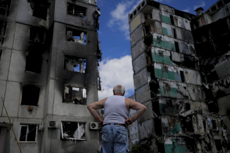 Seorang pria berdiri melihat sebuah bangunan yang hancur selama serangan, di Borodyanka, di pinggiran Kyiv, Ukraina, Sabtu, 4 Juni 2022. 