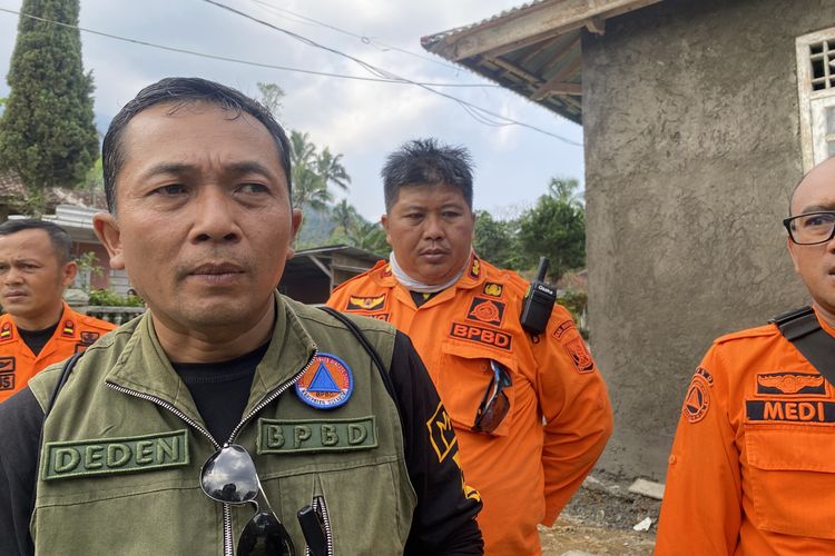 Kalak BPBD Kabupaten Sukabumi, Deden Sumpena, saat diwawancarai awak media di Desa Girijaya, Kecamatan Cidahu, Kabupaten Sukabumi, Sabtu (24/8/2024).