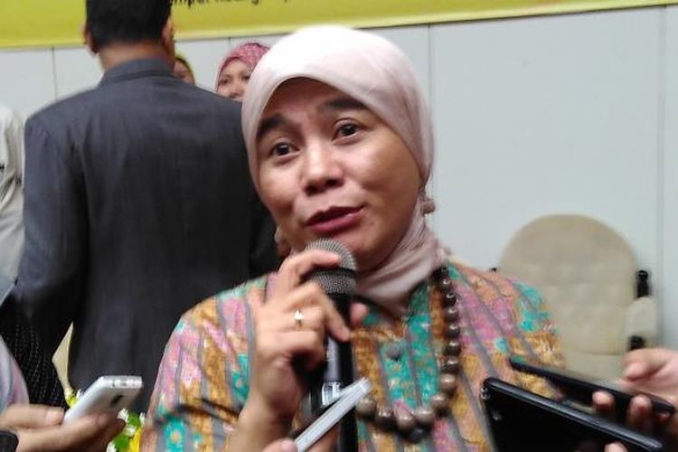 Komisioner Komnas HAM Roichatul Aswidah menjawab pertanyaan wartawan usai menjadi pembicara dalam diskusi RUU Terorisme di Kompleks Parlemen, Senayan, Jakarta, Selasa (6/12/2016)