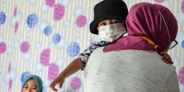 (Foto ilustrasi). Seorang tenaga kesehatan menimbang bayi di sebuah klinik di Banda Aceh.