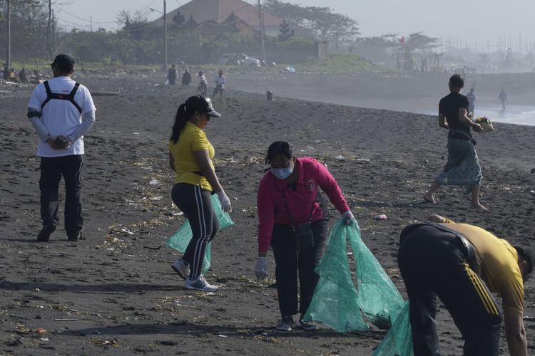 Relawan Dompet Dhuafa melakukan aksi bersih sampah yang diikuti pelajar dan sejumlah relawan lintas organisasi di Bali, akhir pekan lalu.
