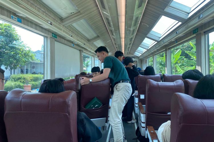Penumpang kereta api wisata Panoramic bisa menikmati indahnya pemandangan sepanjang perjalanan di jalur kereta, dengan memutar kursi menghadap jendela. Fitur 90degrees telah hadir sejak awal peluncuran layanan Kereta Panoramic pada 2024 silam.