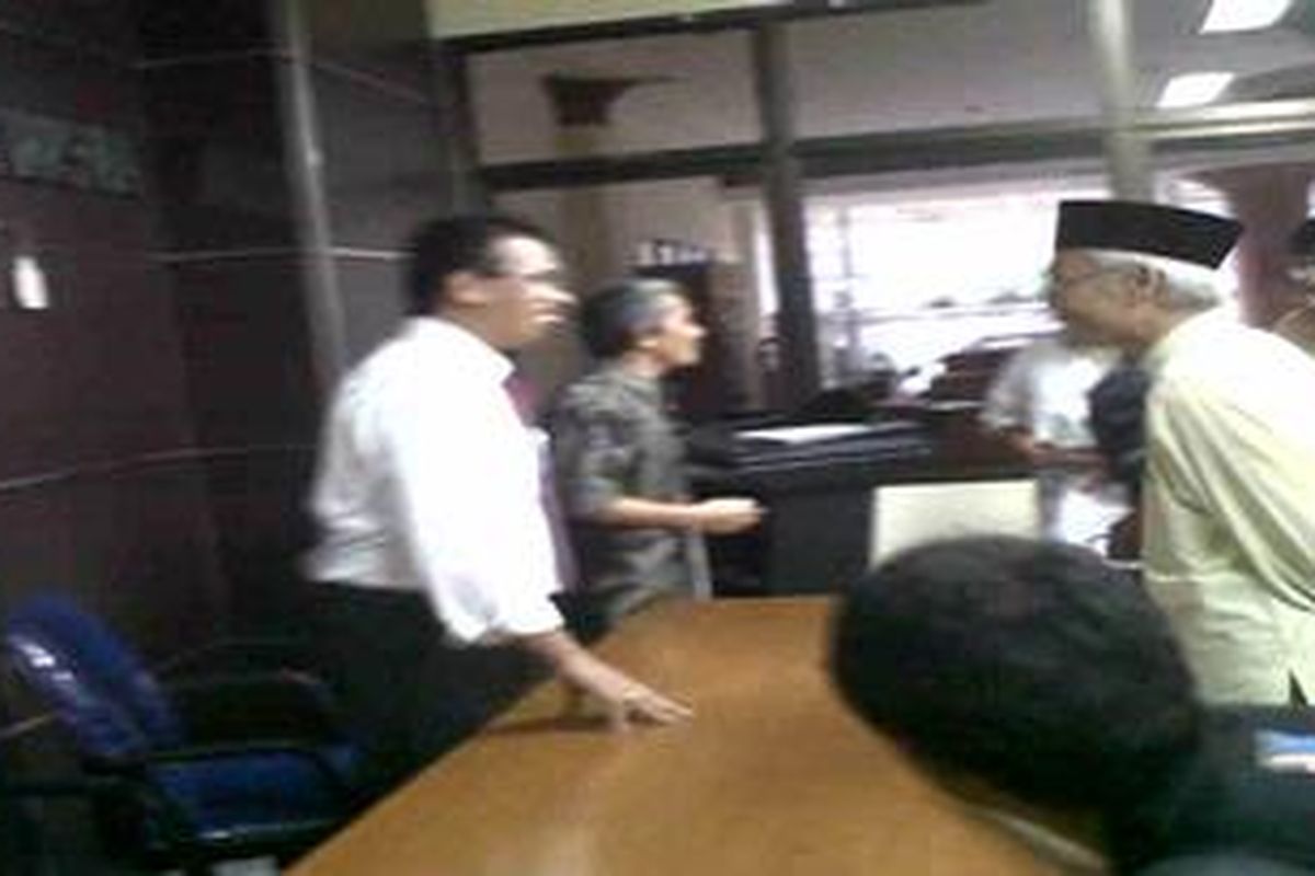 Politisi PKS, Yusuf Supendi mendatangi Komnas HAM untuk melaporkan sejumlah ancaman dan fitnah dari beberapa elite PKS, Jumat (8/4/2011). Ia membawa selebaran pesan-pesan singkat dari beberapa orang yang dimaksud.