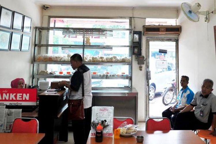 Pempek, salah satu makanan khas Palembang, banyak disajikan di rumah makan-rumah makan di Jakarta. Salah satunya di Cawan Putih di Jalan Sabang, Jakarta Pusat.