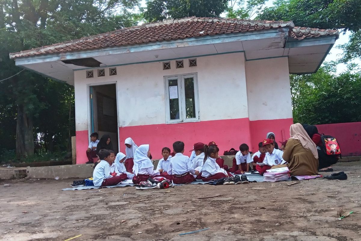 Suarana pembelajaran murid SDN Tanjungsari 3 Cianjur, Jawa Barat yang diselenggarakan di luar kelas, Senin (18/12/2023) akibat bangunan sekolah mereka ambruk.
