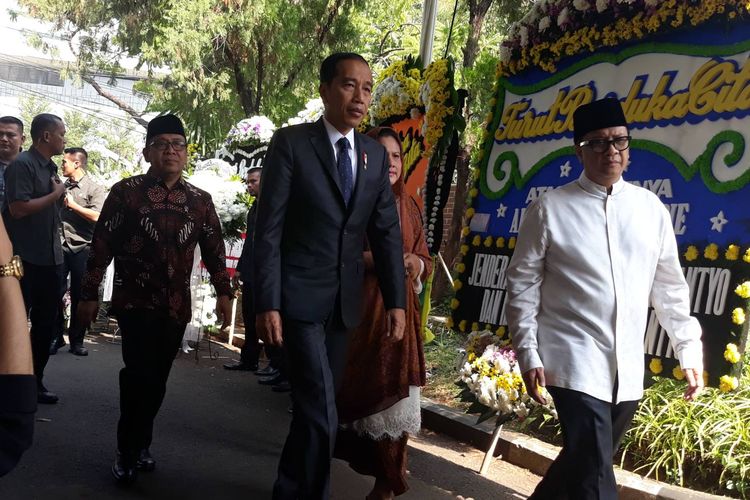 Presiden Joko Widodo dan istri tiba di rumah duka Habibie, Patra Kuningan, Jakarta Selatan, Kamis (12/9/2019).