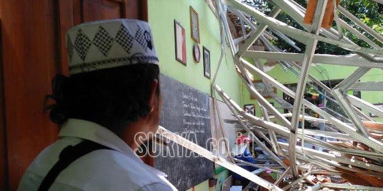 Atap empat kelas di UPT SDN Gentong, di Jalan KH Sepuh No 49, Kelurahan Gentong, Kecamatan Gadingrejo, Kota Pasuruan, yang ambruk, Selasa (5/11/2019)