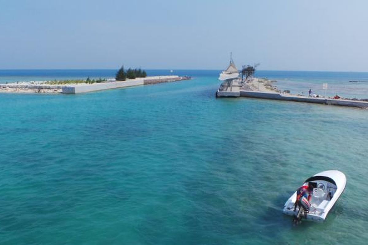 Pemandangan laut dari atas Jembatan Cinta di Pulau Tidung, Pulau Seribu, DKI Jakarta.