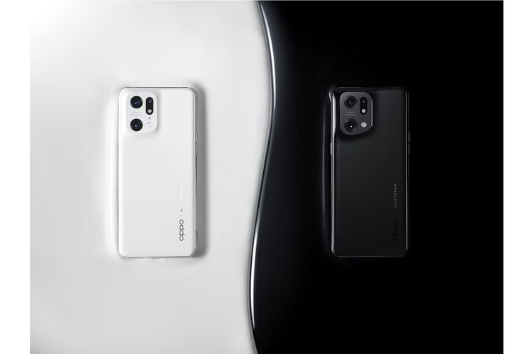 Oppo Find X5 Pro 5G with two color variants, Ceramic White and Glossy Black. 