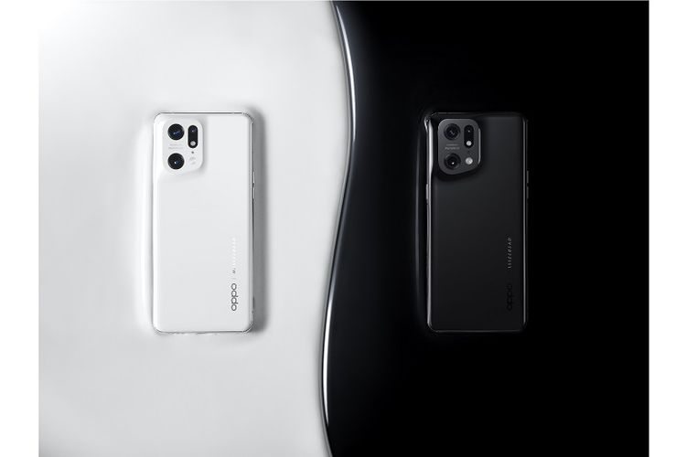 Oppo Find X5 Pro 5G dengan dua varian warna, Ceramic White dan Glaze Black. 