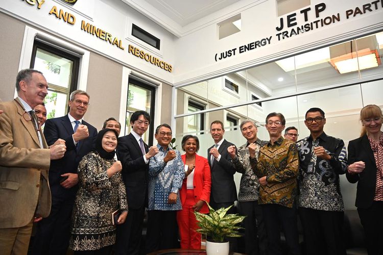 Pada 16 Februari 2023, pemerintah Indonesia dan pimpinan International Partners Group (IPG) meluncurkan Sekretariat Kemitraan Transisi Energi yang Adil (Just Energy Transition Partnership/JETP) sebagai bagian dari rangkaian acara dan rapat perencanaan selama sepekan terkait inisiatif terobosan ini. 