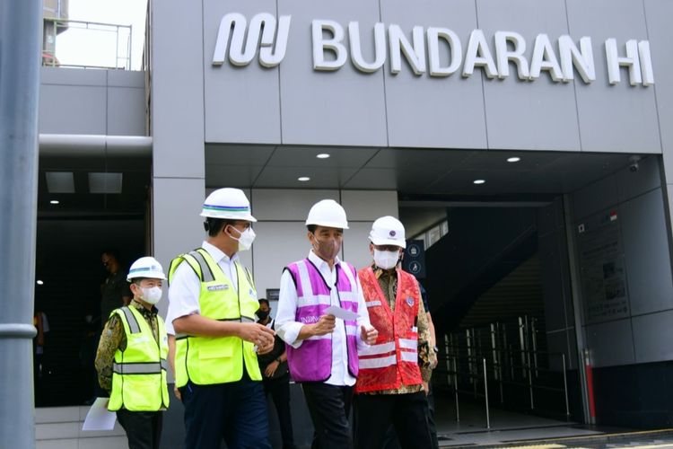 Presiden Joko Widodo saat meluncurkan Tunner Boring Machine Moda Raya Terpadu (TBM MRT) Fase 2A di Stasiun MRT Bundaran HI, Jakarta, pada Kamis (24/2/2022).