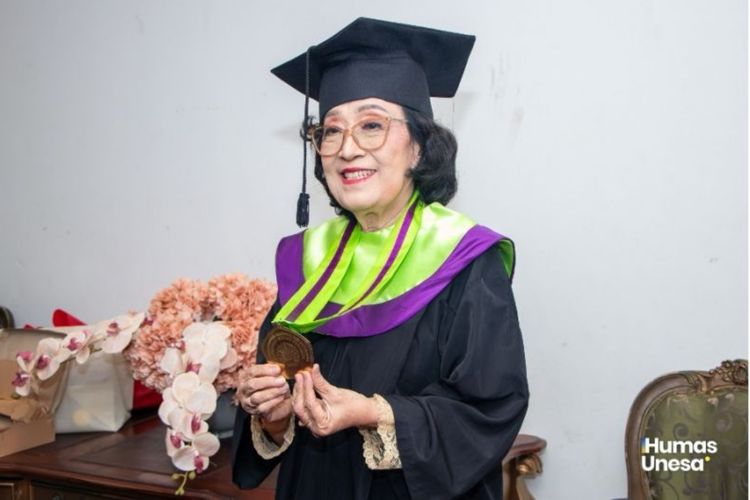 Sosok Tri, Lulus S2 BK Unesa di Usia 72 Tahun, Ingin Pahami Perubahan Zaman dan Generasi