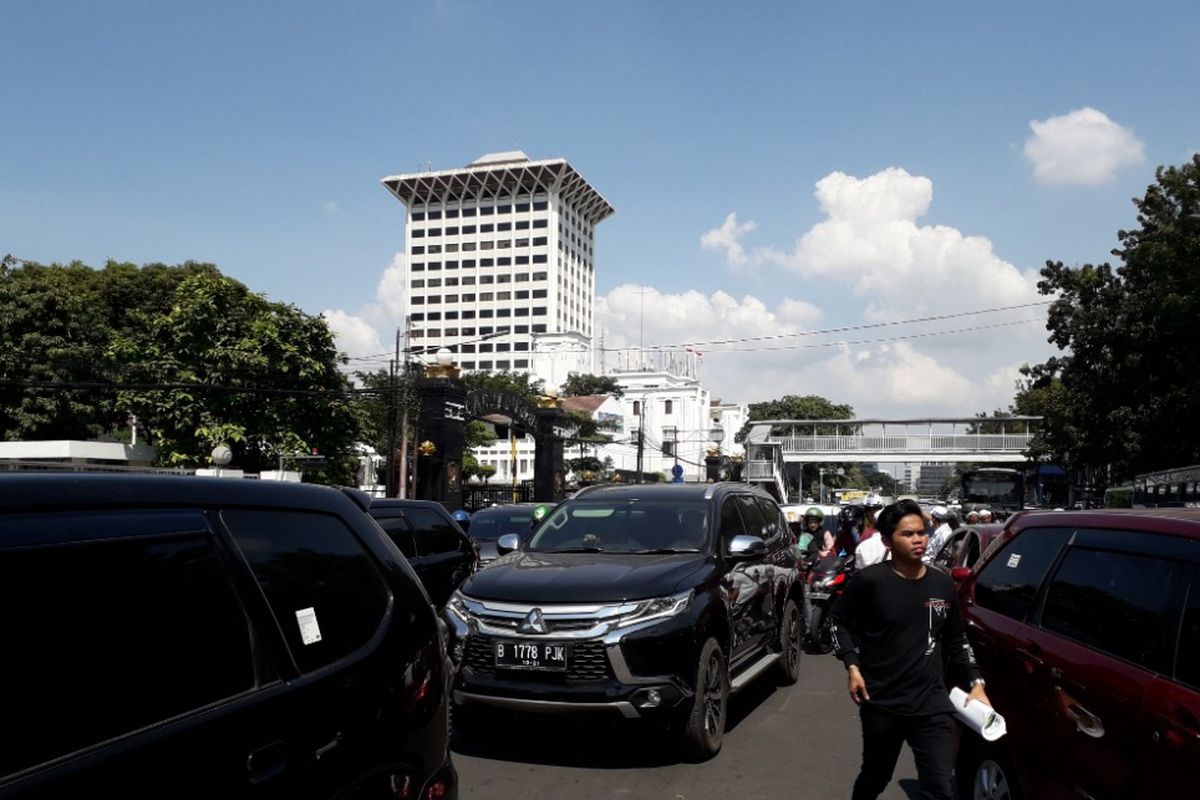 Kemacetan terjadi di ruas Jalan Medan Merdeka Timur, Gambir, imbas usainya Aksi Solidsritas Baitul Maqdis yang digelar di Lapangan Monas, Jumat (11/5/2018).