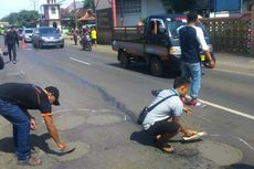 Berbekal Sumbangan Sukarela, Sejumlah Warga Tambal Lubang di Jalur Pantura