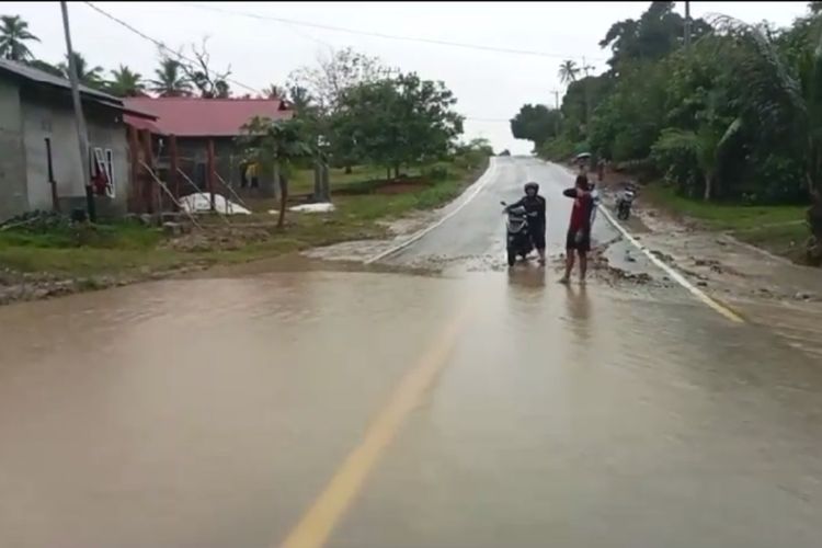 Hujan deras yang diseratai dengan angina kencang dan petir yang melanda Kabuaten Natuna, Kepulauan Riau (Kepri) dan sekitarnya membuat sejumlah rumah warga terendam. Bahkan ada satu rumah warga roboh akibat terjangan angin yang cukup kencang.