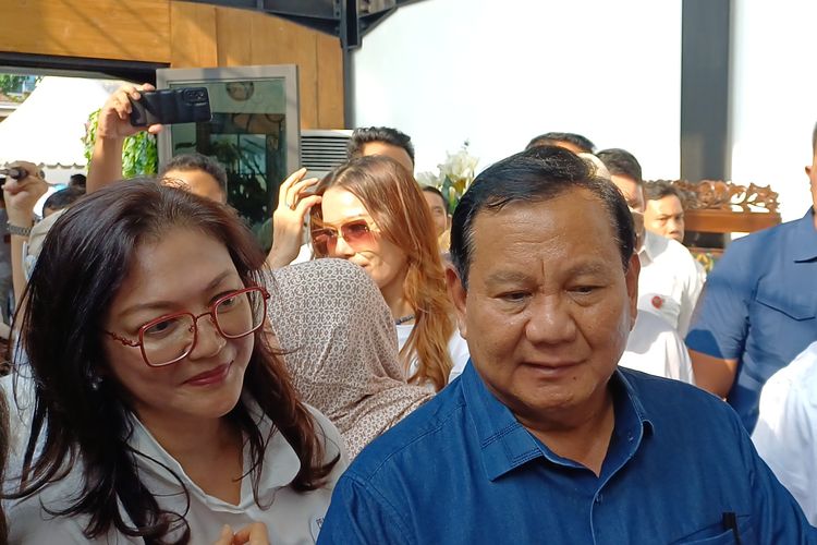 Bakal Calon presiden (Capres) Prabowo Subianto mengaku memahami banyak pendukungnya dari kalangan emak-emak yang kecewa karena ia memutuskan bergabung dengan Presiden Joko Widodo, Minggu (15/10/2023).