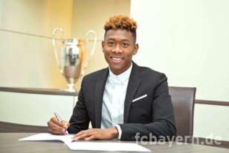 David Alaba menandatangani pembaruan kontrak bersama Bayern Muenchen, Jumat (18/3/2016).