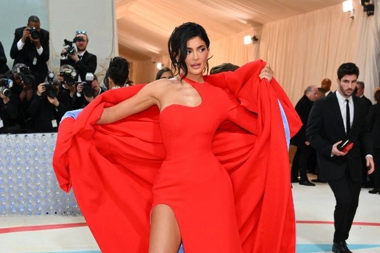 Sosialita Kylie Jenner menghadiri Met Gala 2023 di Metropolitan Museum of Art, New York City, Senin (1/5/2023). 