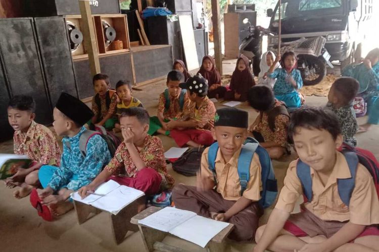 Selama 15 Siswa SDN 1 Tlageh Galis Bangkalan Madura, Saat Menjalani Proses Belajar dan Mengajar (PBM) di Garasi Mobil Warga Pasca Insiden Roboh, Hingga saat ini, Jumat (17/12/2021).