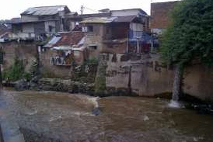 Sejumlah rumah di bantaran sungai Cikapundung Kelurahan Tamansari, Kecamatan Bandung Wetan, Senin (19/9/2016). Lokasi itu terancam penggusuran lantaran Pemkot Bandung akan membangun apartemen rakyat. Foto: KOMPAS.com/DENDI RAMDHANI