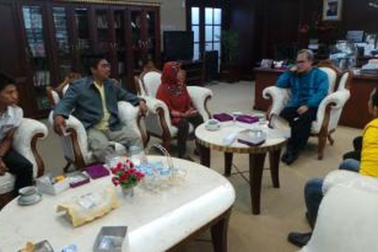 Wakil Ketua MPR Hajriyanto Y Thohari saat bertemu dengan Sabariah, orangtua Nurhamdi, pelaku yang meretas email, Facebook, dan akun Twitter pribadinya, Kamis (2/1/2014), di Gedung Parlemen, Jakarta.