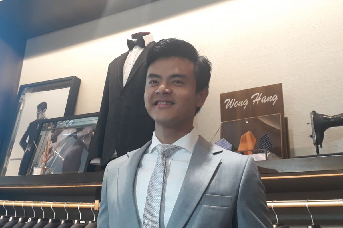 Dion Wiyoko dijumpai wartawan saat sedang fitting jas untuk pernikahannya dengan Fiona Anthony di Wong Hang, Grand Indonesia West Mall, Jakarta Pusat, Kamis (24/8/2017)