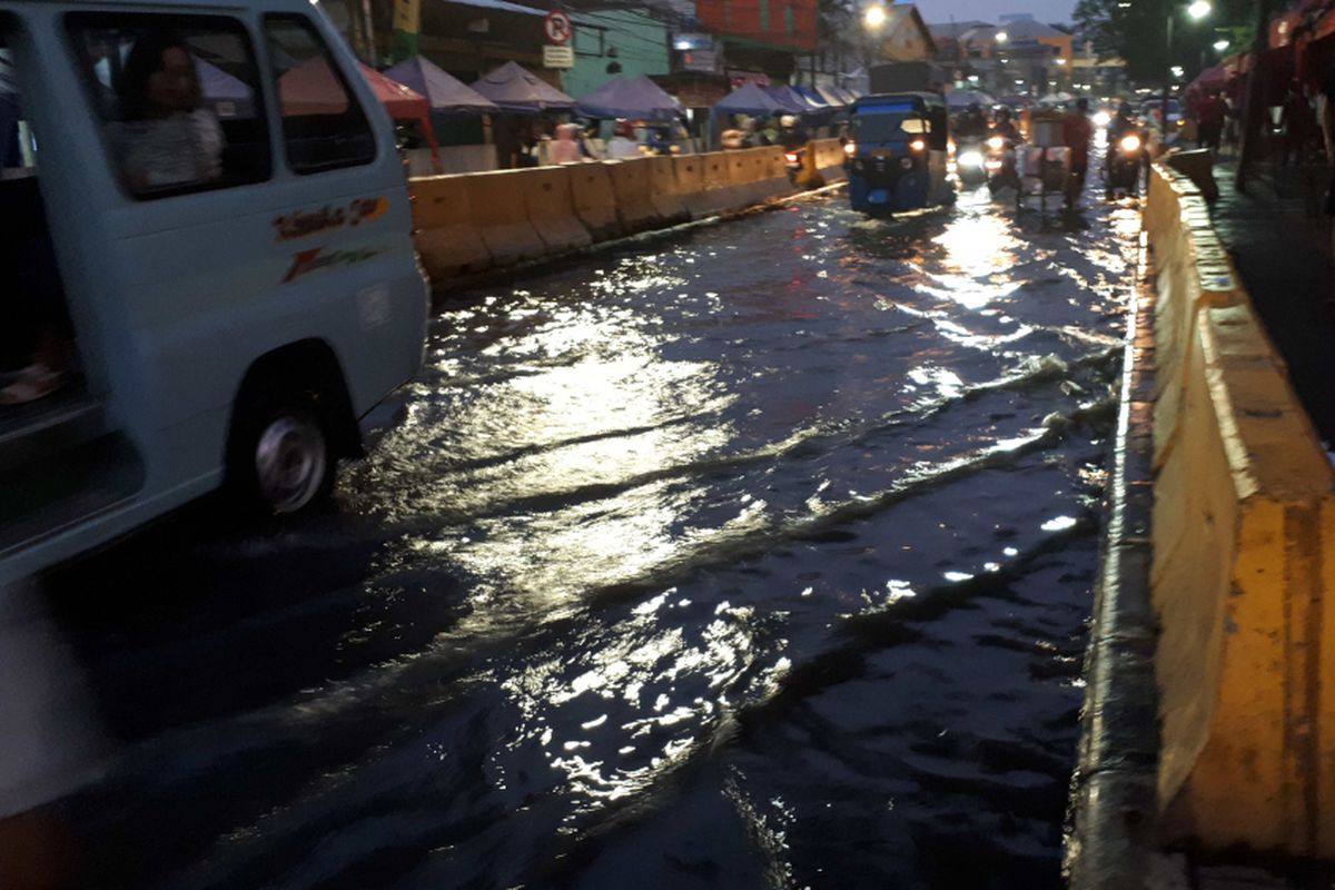 Jalan Jatibaru Tanah Abang tergenang air setinggi mata kaki pada Kamis (2/8/2018) sore