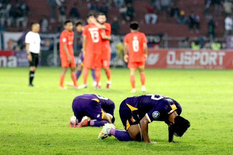 Pemain Persik Kediri bersedih seusai pertandingan pekan 4 Liga 1 2022-2023 melawan Borneo FC yang berakhir dengan skor 1-2 di Stadion Brawijaya Kediri, Jumat (12/8/2022) sore.