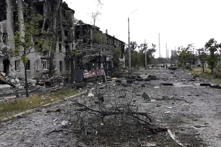 Bangunan perumahan yang hancur dalam perang Rusia-Ukraina di Lysychansk. wilayah Luhansk, Ukraina, Minggu (3/7/2022).
