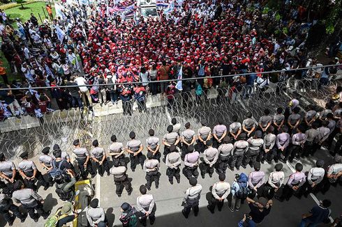 Indonesian Labor Unions to Stage Online, Offline Protests in Constitutional Court Building Monday