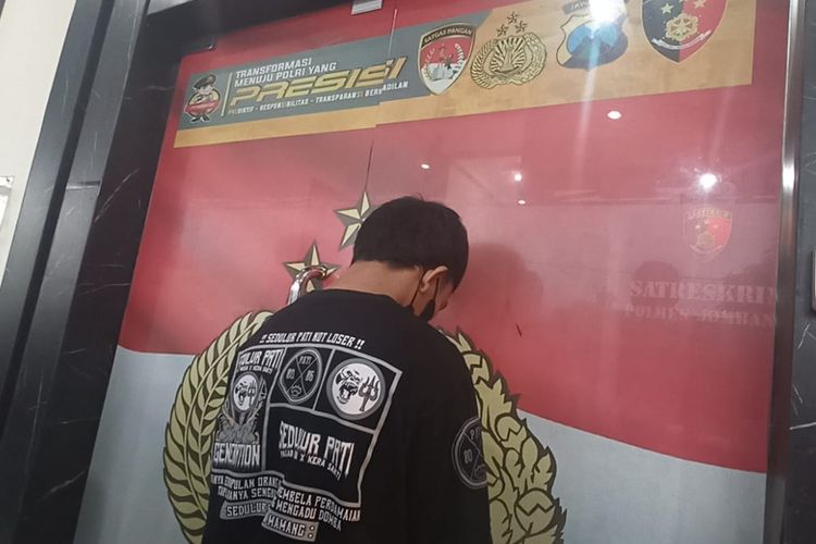 MRE (16), anggota perguruan silat di Kabupaten Jombang, Jawa Timur, diringkus polisi karena terlibat dalam pengeroyokan dan penganiayaan terhadap pesilat dari perguruan silat lain.