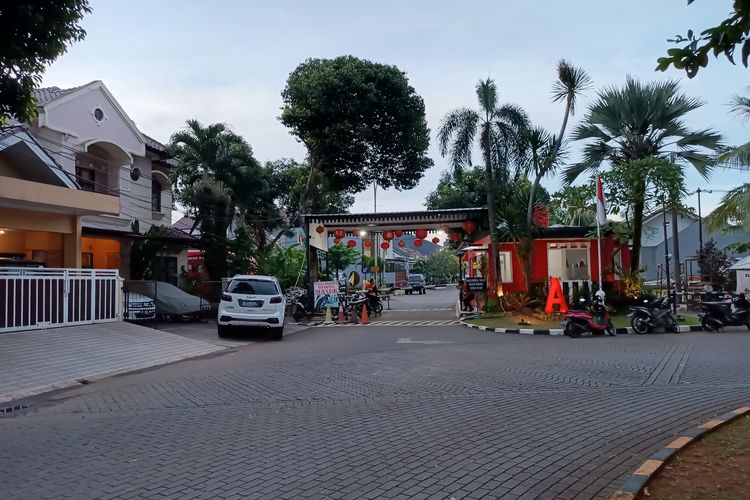 Adit (29), sekuriti perumahan yang merupakan kediaman Ketua DPRD DKI Jakarta Prasetyo Edi Marsudi membantah isu adanya penggeledahan oleh KPK pada Jumat (20/1/2023). 