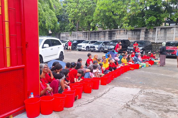 Cerita Dwika Berburu Angpau Imlek di Vihara Bahtera Bhakti, Bisa Kantongi Rp 1 Juta