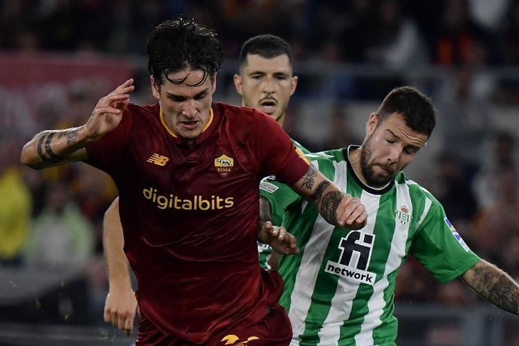 Situasi duel perebutan bola antara Nicolo Zaniolo (kiri) dengan Aitor Ruibal (kanan) dalam laga Liga Europa 2022-2023 antara AS Roma vs Betis di Stadion Olimpico, 6 Oktober 2022.